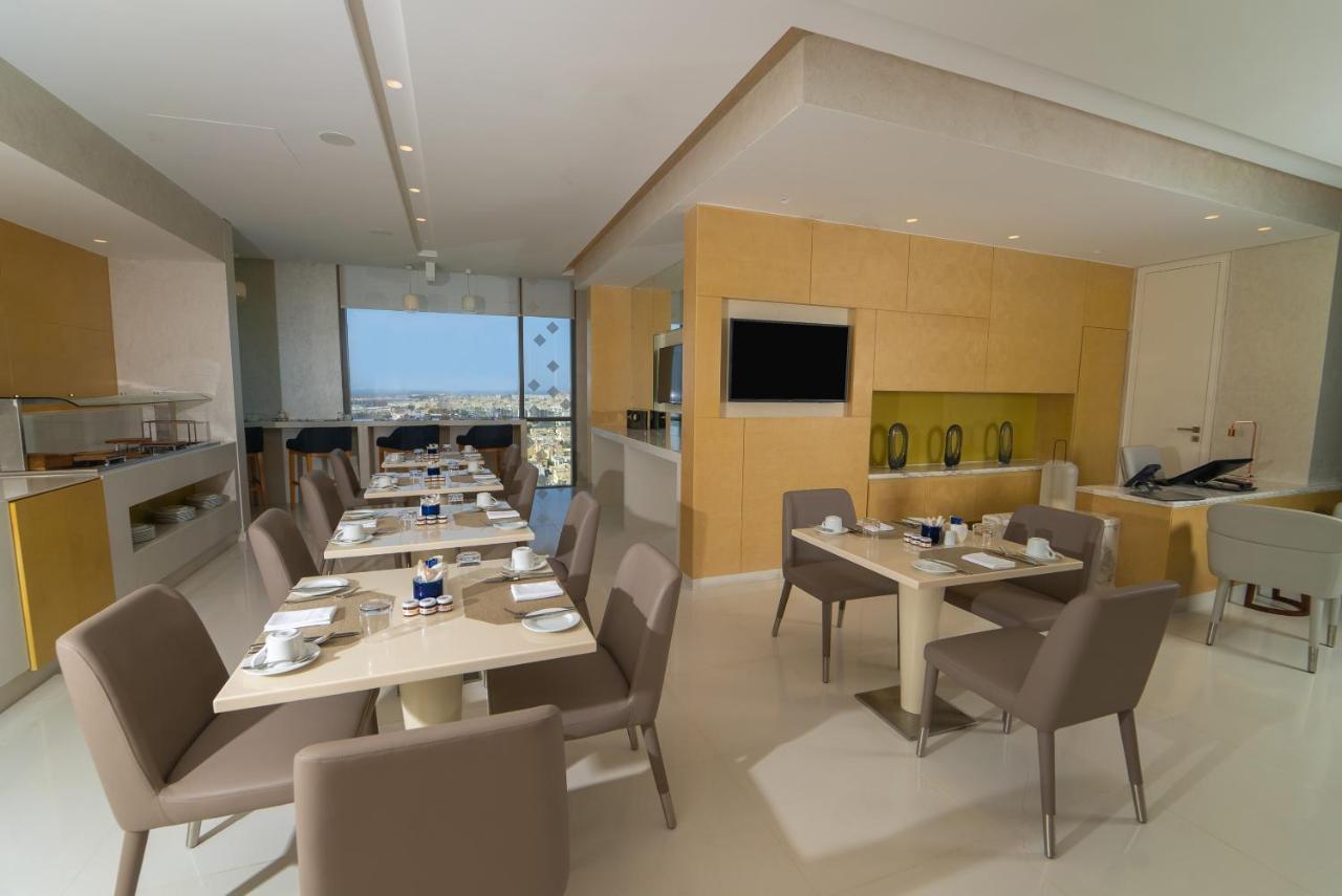 Hotel Dana Rayhaan By Rotana Dammam Exterior foto The lounge at the airport