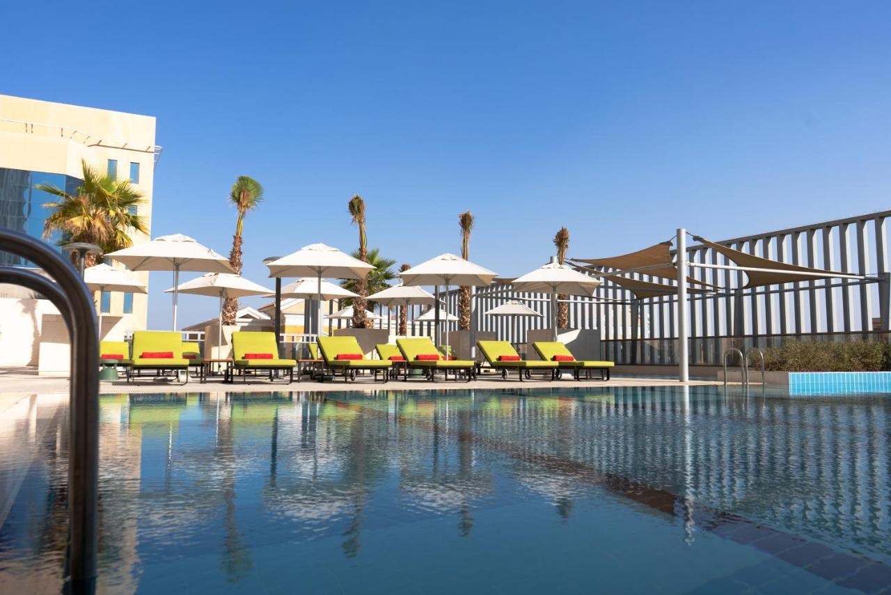 Hotel Dana Rayhaan By Rotana Dammam Exterior foto The pool at the hotel